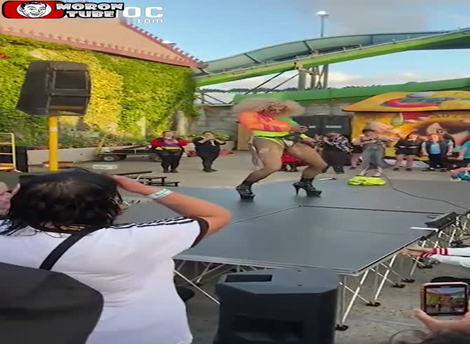 Video :The drag queen show that horrified parents has been apologized for by the family theme park